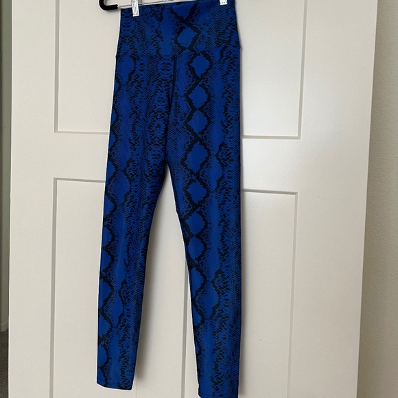 Beach Riot Leggings - Blue and Black Snake Print - NWOT - Size Small - Picture 6 of 7